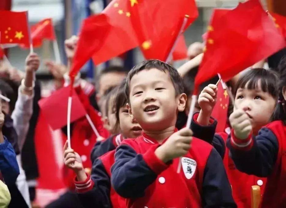 网友晒出甜馨候场发呆视频，小孩子出席活动是否过于商业化？游戏画面